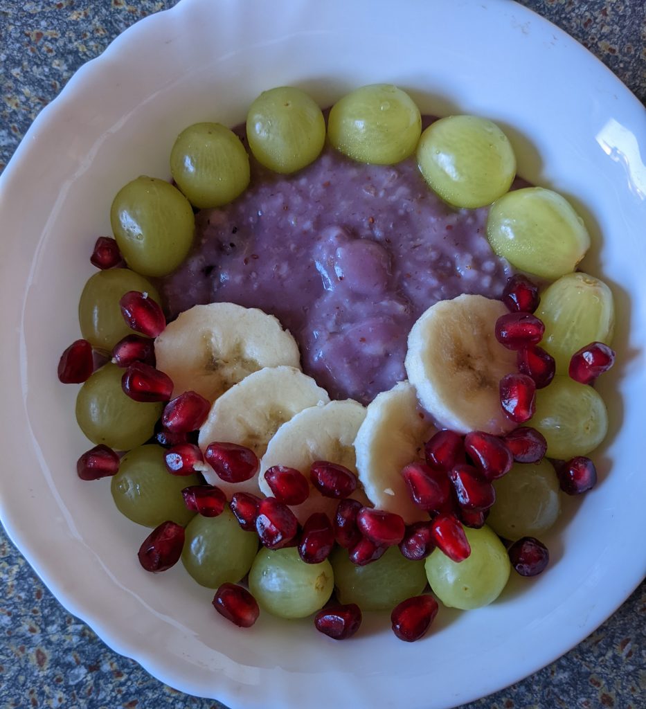 easy-fruity-oats-with-blueberries-banana-grapes-pomegranate-and-chia-seeds-vegan-vegetarian-breakfast-recipes
