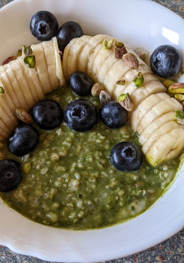 moringa-powder-banana-blueberry-oatmeal-breakfast-bowl-oats-recipes-for-vegans-vegetarians-how-to-use-moringa-powder-recipes