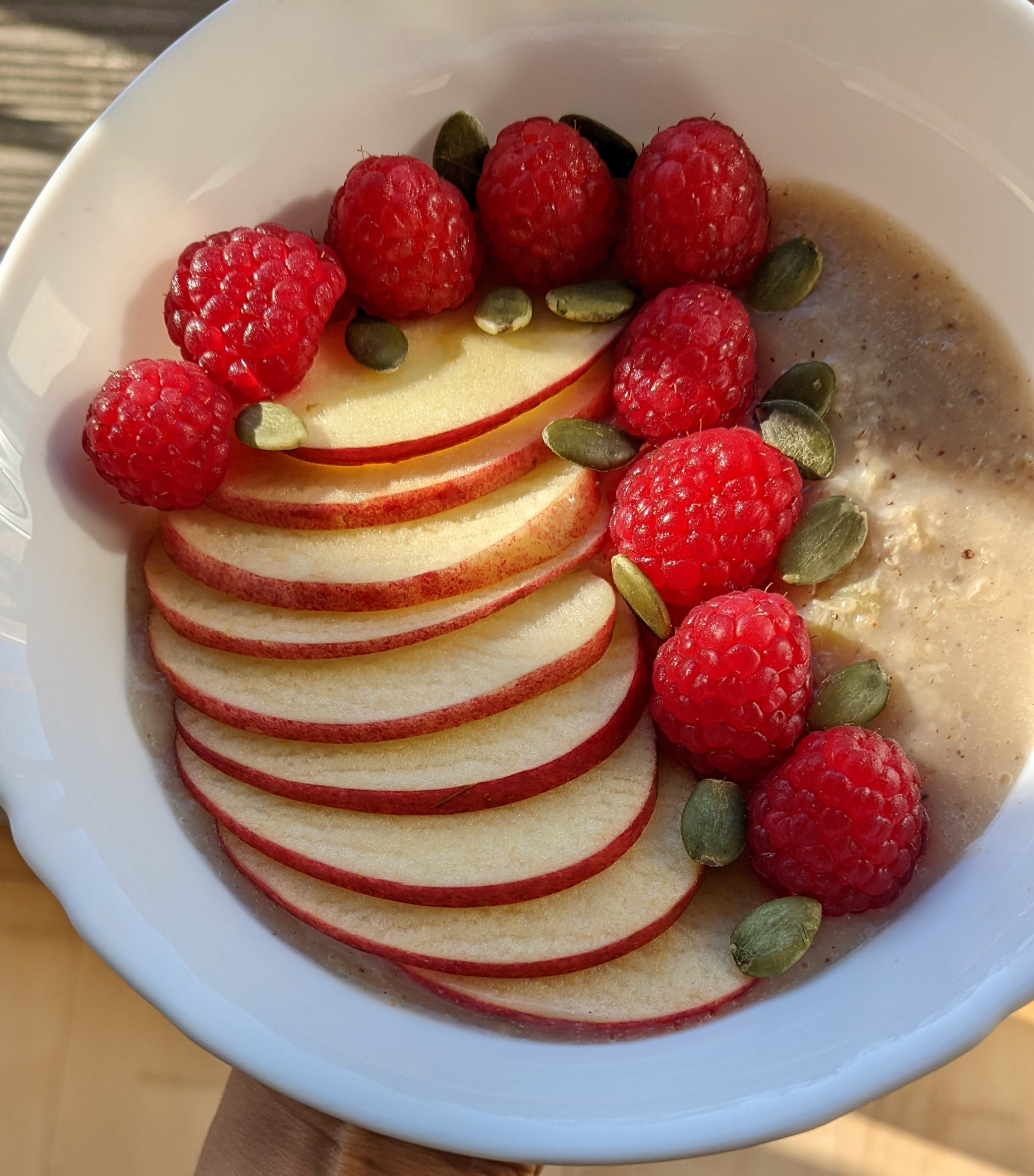 easy-oatmeal-bowls-oats-breakfast-banana-cinnamon-oatmeal-with-apple-raspberries-pumpkin-seeds-vegan-food-uk-vegetarian-easy-recipes
