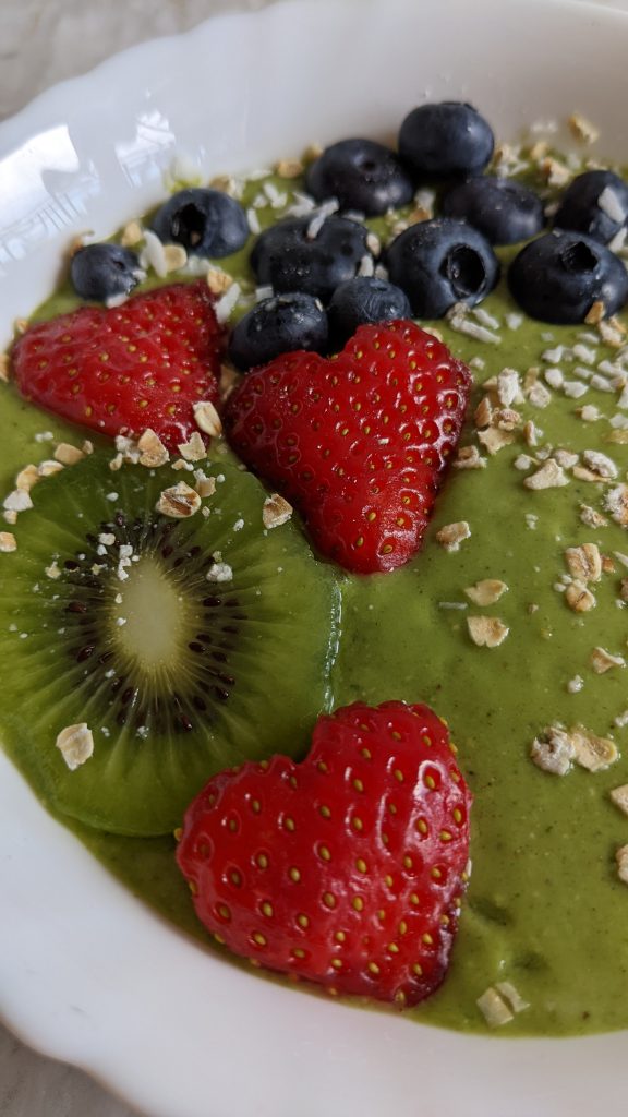 spinach-smoothie-with-banana-pineapple-moringa-powder-kiwi-fruit-chia-seeds-and-oats-summer-heatwave-oats-breakfast-breakfast-ideas-vegan-recipes-green-smoothie-recipes